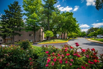 Spring Ridge Apartments in Gaithersburg, MD - Foto de edificio - Building Photo