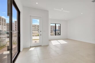 8037 NW 42nd St in Doral, FL - Building Photo - Building Photo