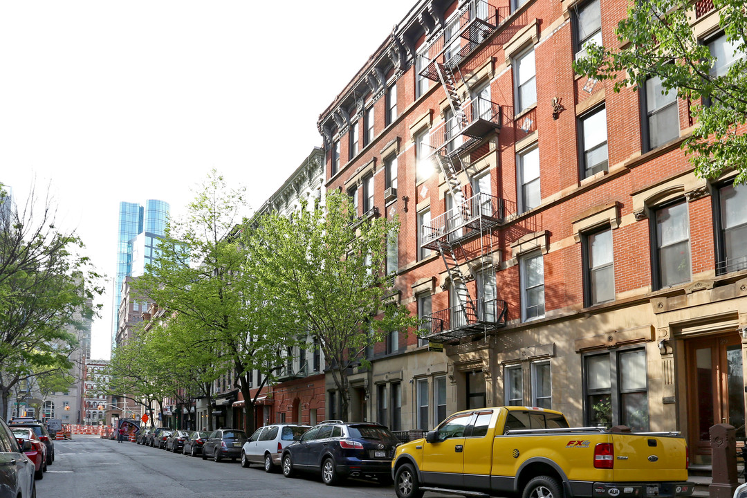 25 E 7th St in New York, NY - Building Photo