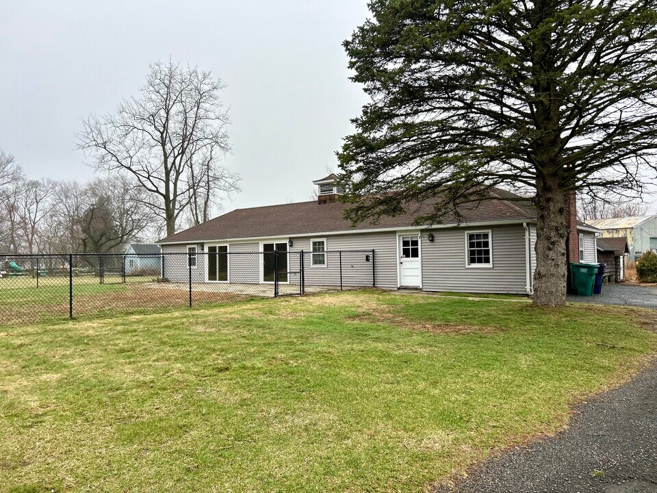 120 Mountain Rd in Seymour, CT - Building Photo