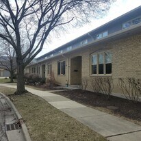 686 Lyster Rd in Highwood, IL - Building Photo