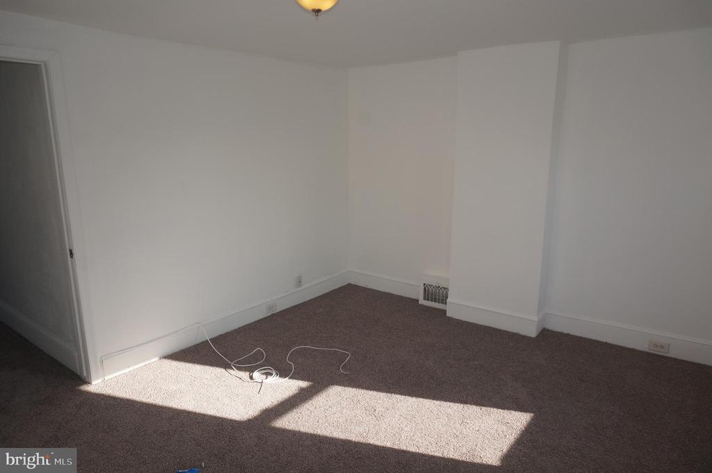 221 E Wood St in Norristown, PA - Building Photo