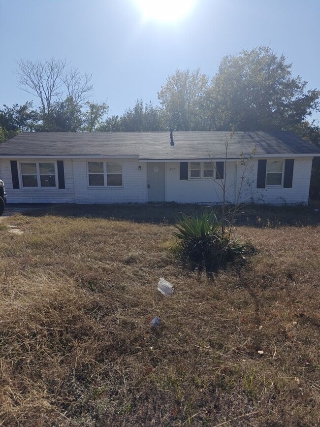 property at 2517 Kensington Dr E