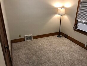 3439 S 15th St, Unit Upstairs Studio #3 in Omaha, NE - Building Photo - Building Photo