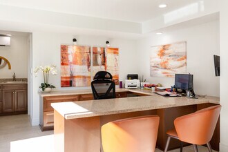 Hollywood Regis Condominiums in Los Angeles, CA - Foto de edificio - Interior Photo