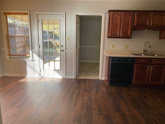 8276 Red Creek Dr in Memphis, TN - Building Photo - Building Photo