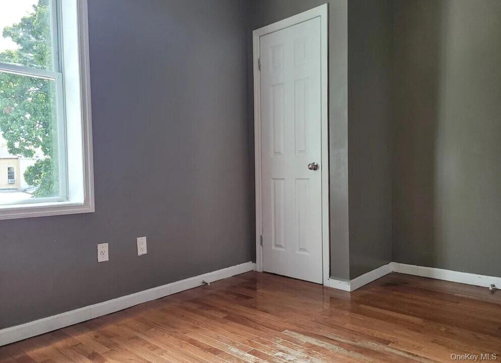 3-39 Eldert Ln in New York, NY - Building Photo