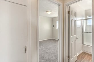 Le Chateau Apartments in Lynwood, CA - Foto de edificio - Building Photo
