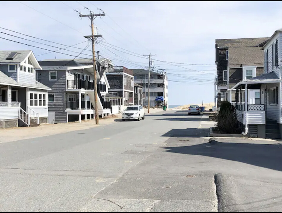 2 Atlantic Ave in Hampton, NH - Building Photo