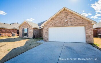 8821 13th St in Lubbock, TX - Foto de edificio - Building Photo