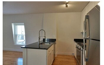 4 Osgood St, Unit 3 in Somerville, MA - Foto de edificio - Building Photo