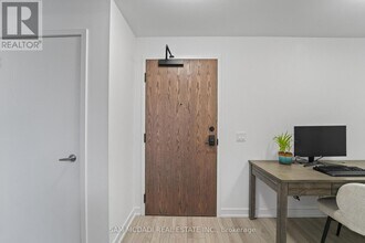 1035 Southdown Rd in Mississauga, ON - Building Photo - Building Photo