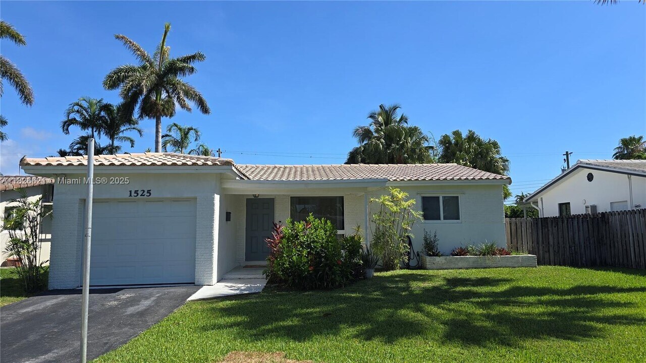 1525 Cleveland St in Hollywood, FL - Building Photo