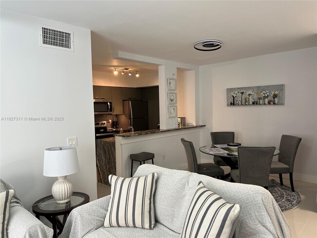 17100 N Bay Rd in Sunny Isles Beach, FL - Building Photo - Building Photo