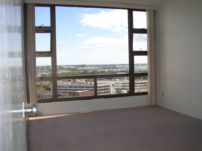 98-402 Koauka Loop, Unit 2014 in Aiea, HI - Building Photo - Building Photo