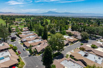 2323 Easthills Dr in Bakersfield, CA - Foto de edificio - Building Photo