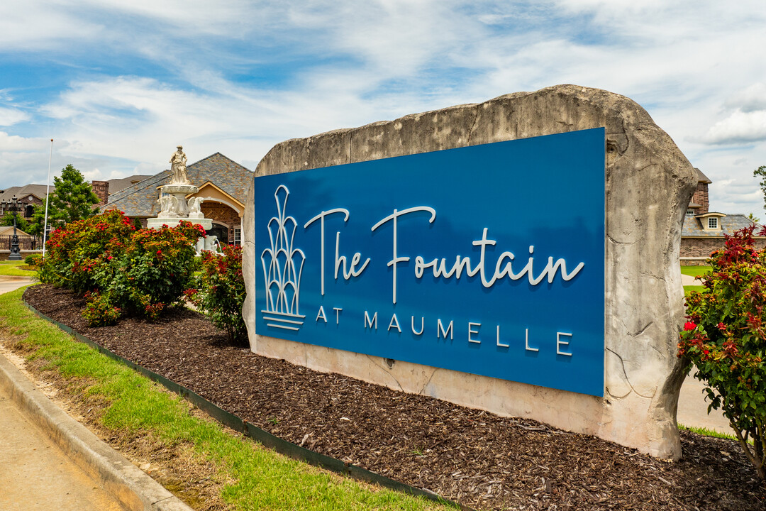 Fountain at Maumelle in North Little Rock, AR - Building Photo