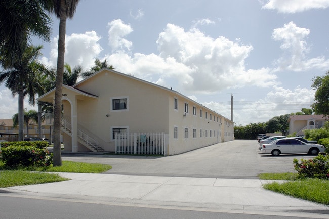 6395 W 22nd Ct in Hialeah, FL - Foto de edificio - Building Photo