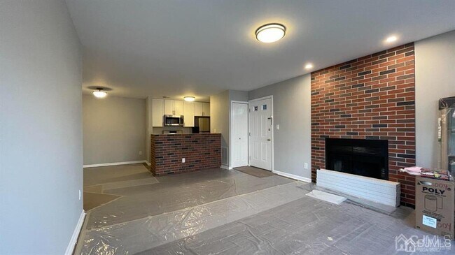 263 Crosspointe Dr in East Brunswick, NJ - Building Photo - Building Photo