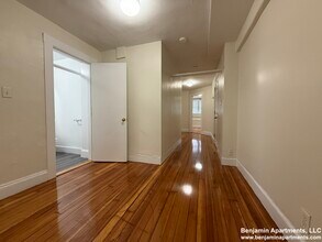 7 Mount Hood Rd, Unit B in Boston, MA - Foto de edificio - Building Photo