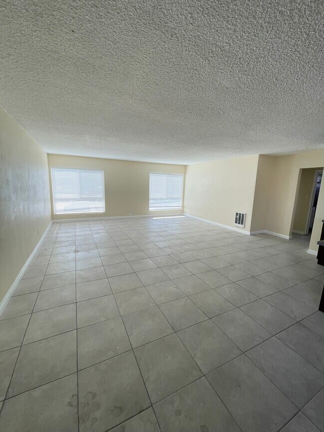 21619 Pioneer Blvd in Lakewood, CA - Building Photo - Building Photo