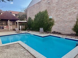 2100 Wilcrest Dr in Houston, TX - Building Photo