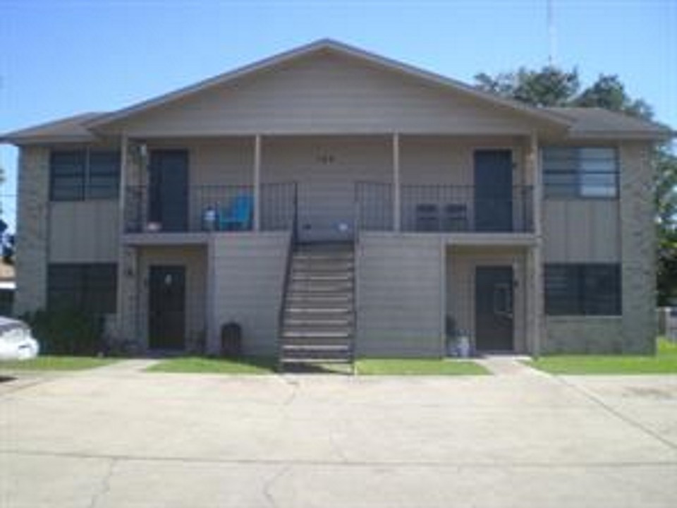 104 Milann St in Victoria, TX - Building Photo