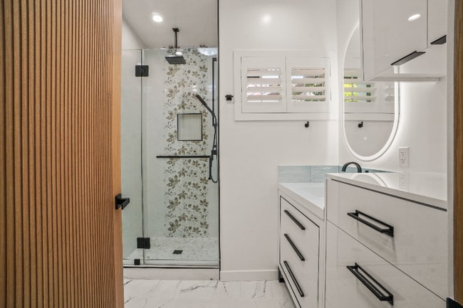 4230 Van Nuys Blvd in Los Angeles, CA - Foto de edificio - Building Photo