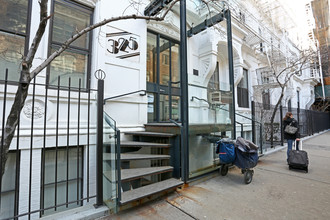 325 W 52nd St in New York, NY - Building Photo - Building Photo