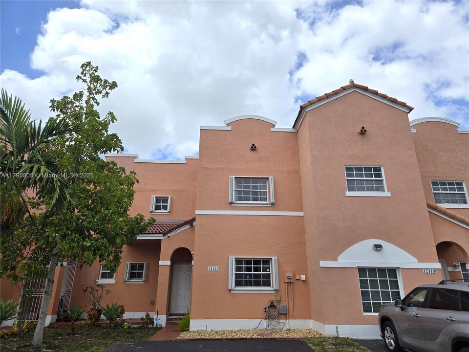 12423 NW 7th Ln in Miami, FL - Building Photo