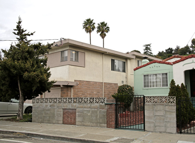 6918 Lacey Ave in Oakland, CA - Foto de edificio - Building Photo