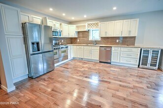 628 Hudson St, Unit 1 in Hawley, PA - Foto de edificio - Building Photo