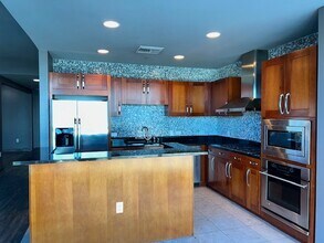 4525 Dean Martin Dr, Unit 1207 in Las Vegas, NV - Foto de edificio - Building Photo