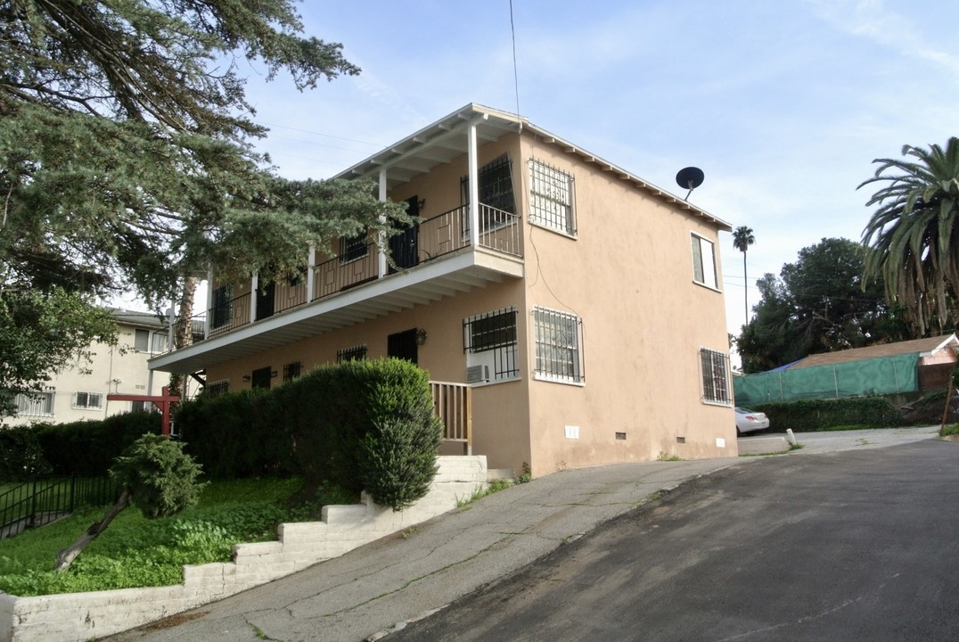 3814 Country Club Dr in Los Angeles, CA - Foto de edificio