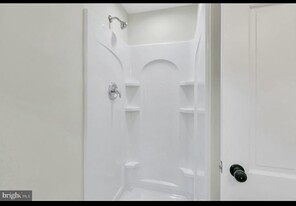 208 Woodgreen Ct in Claymont, DE - Building Photo