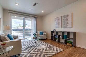 BC La Perla in San Diego, CA - Foto de edificio - Building Photo