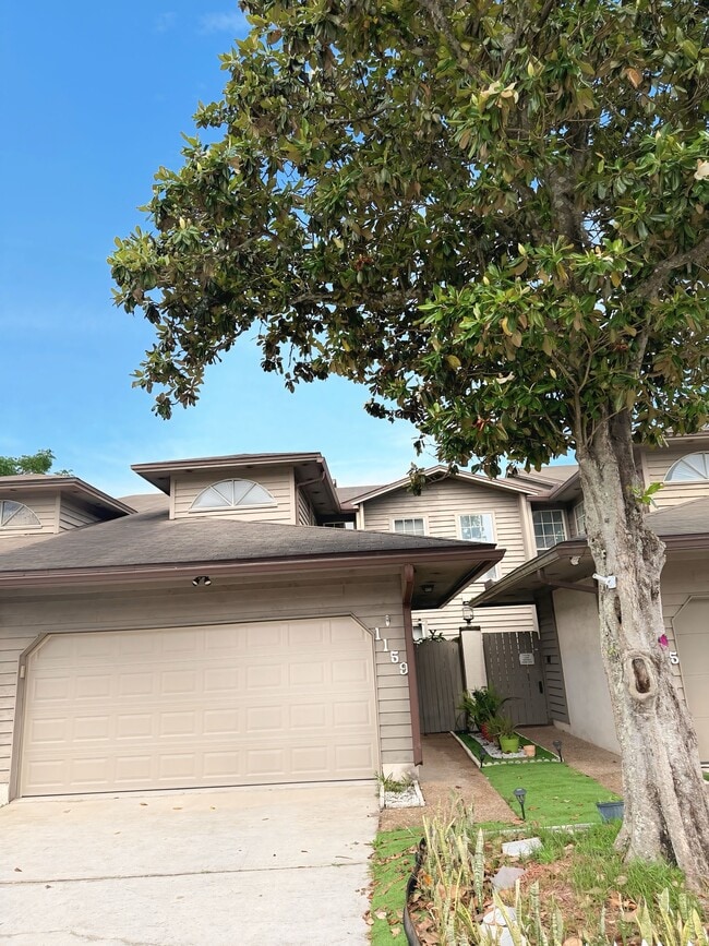 1159 Fromage Cir W
