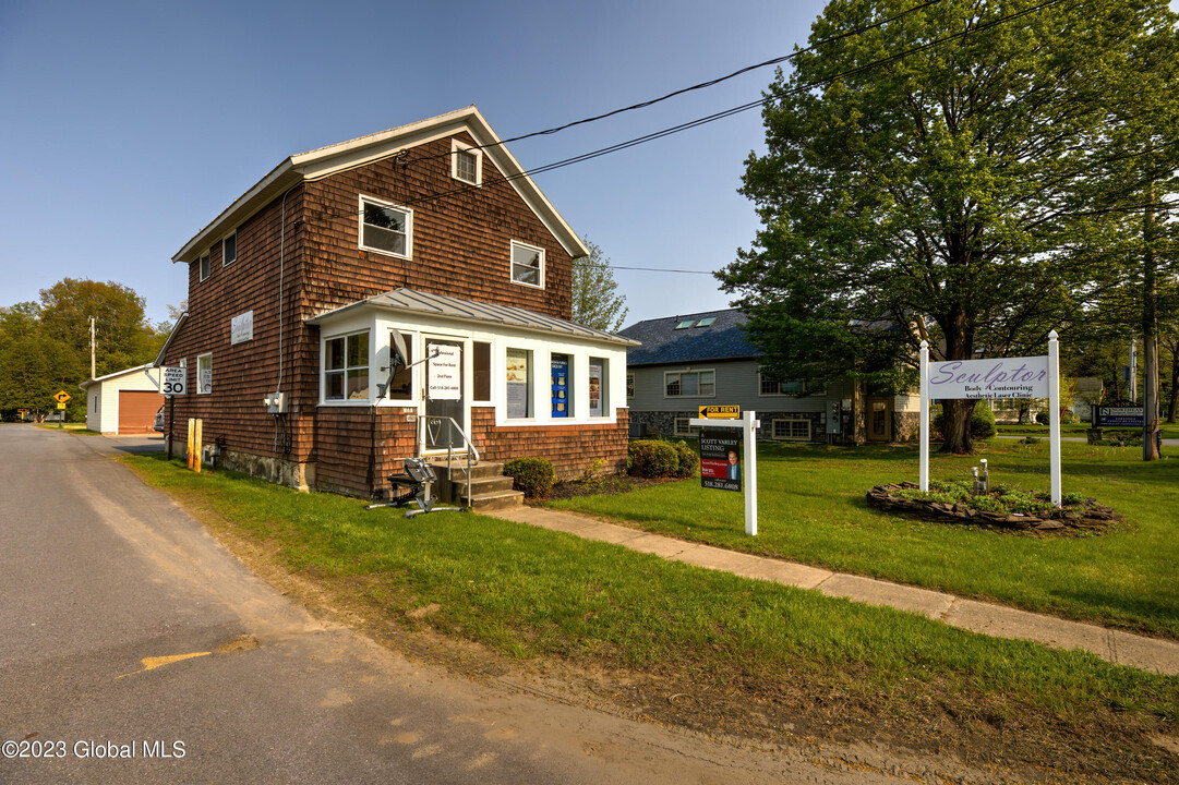 460 Maple Ave in Saratoga Springs, NY - Building Photo