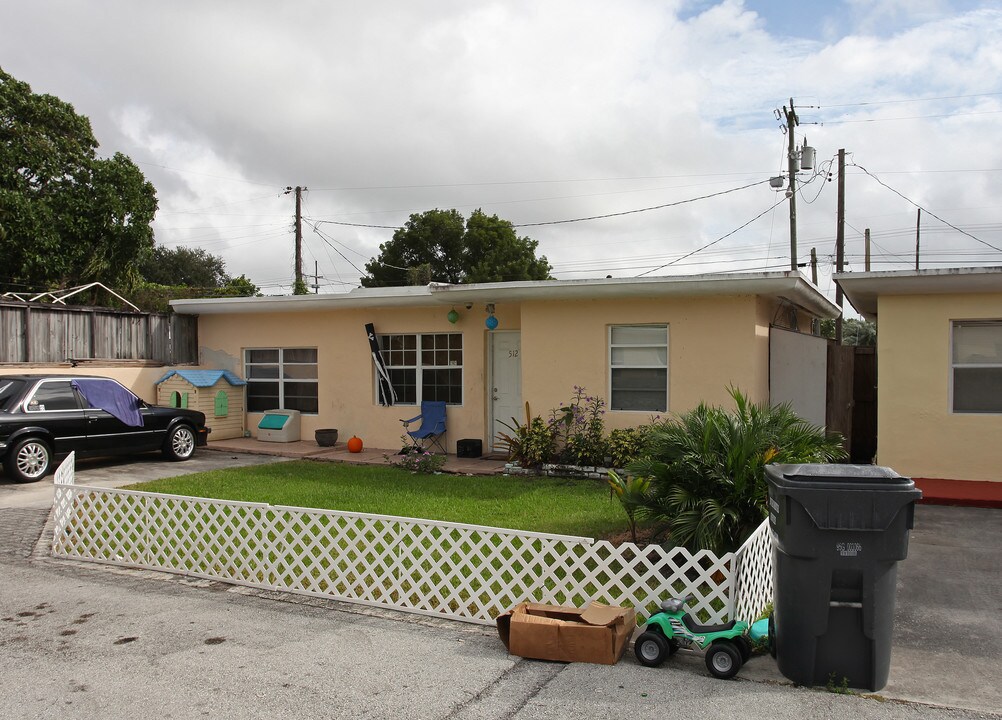 512 NW 60th Ter in Hollywood, FL - Foto de edificio