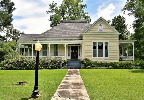 property at 321 W Barbour St