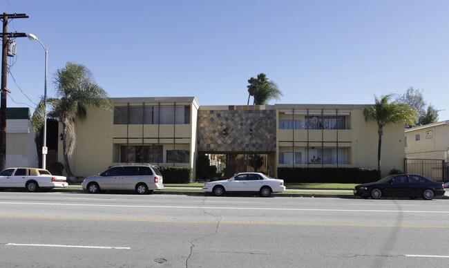 Park Whitsett Apartments in North Hollywood, CA - Building Photo - Building Photo