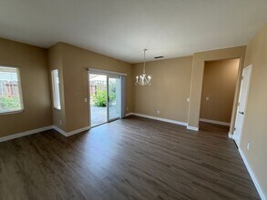 8428 Zinnia Way in Elk Grove, CA - Building Photo - Building Photo