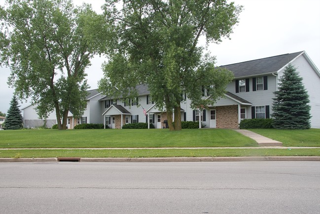 509-529 E Monroe Ave in Hartford, WI - Building Photo - Building Photo