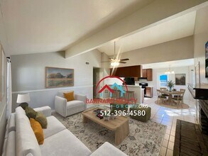 1310 Baylor Ave in San Marcos, TX - Foto de edificio - Building Photo