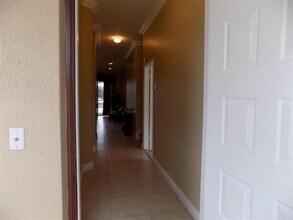 3331 Lakeside Dr in Davie, FL - Building Photo - Building Photo