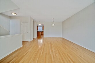 111 Creekbend Ct in Mount Prospect, IL - Building Photo - Building Photo