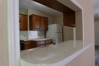 8643 Causeway Dr in Houston, TX - Building Photo - Building Photo