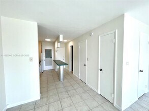 1100 NE 11th St in Miami Beach, FL - Building Photo - Building Photo