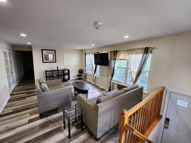 206 Matthews Drive in Newark, NJ - Foto de edificio - Building Photo