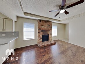 1809 McQueary St in Arlington, TX - Foto de edificio - Building Photo